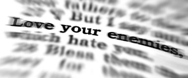 Yeni Ahit 'in yakın çekimini detaylandırın. Düşmanlarınızı sevin. İncil' in bulanık ayetleriyle Hristiyan yazıtlarını sevin.