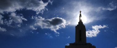 Melek Moroni, Mormon LDS 'nin tepesinde İsa Mesih Tapınağı Kilisesi gökyüzü ve bulutlar parlak güneş ışığı