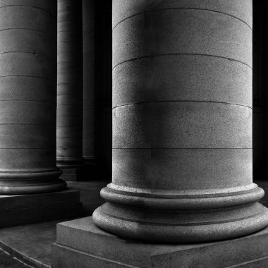 Eski bina sütunlarda Adliye Mimarlık inşaat banka