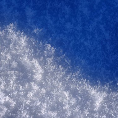Kış şablonları için mavi gölgeli kar kristali dokularının ayrıntıları