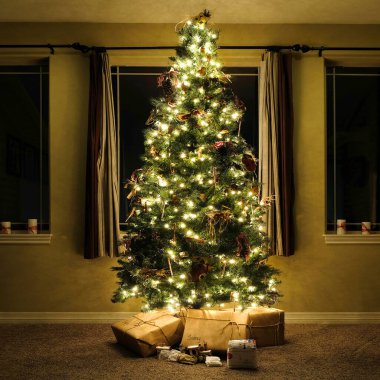 Noel ağacı gece Windows sarılmış hediyeler ile evin oturma odasında