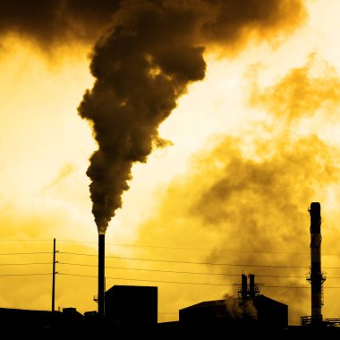 Çevre için kötü bir fabrika üretimindeki duman yığınından kaynaklanan kirlilik