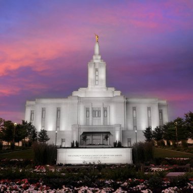 Pocatello Idaho LDS Mormon Son Gün Tapınağı Gün batımında parlayan ışıklar ve ağaçlarla