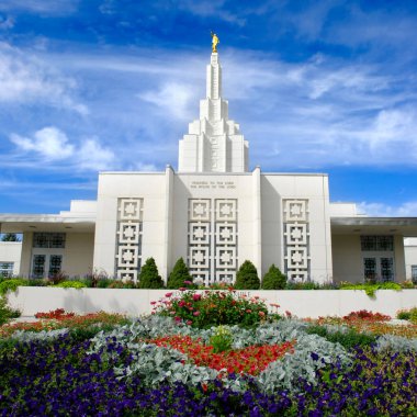 Idaho Şelalesi Daha Geç Gün Saint Mormon Tapınağı Mavi gökyüzü ve arka planda bulutlar