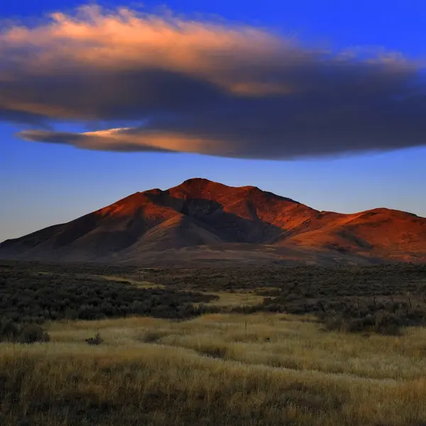日落或日出在山上 云彩在天空风景中 图库图片