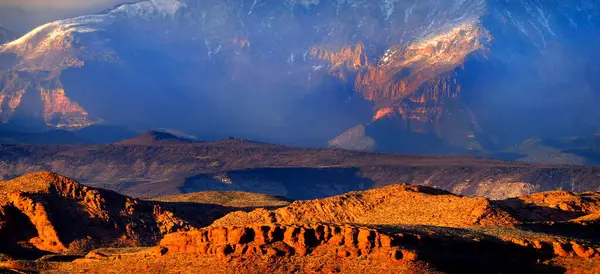 Kızıl Kayalıklar Utah Dağlarını Fırtına Bulutları Karla Kaplıyor Stok Resim