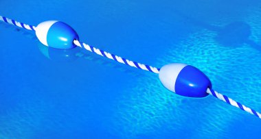 Yüzme havuzu yüzen halat ayırıcıları yüzme havuzunun şeritlerini ya da alanlarını işaretliyor