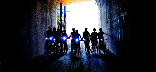 Group People Bikers Biking Dark Tunnel Headlights Hiawatha Trail Imagem De Stock