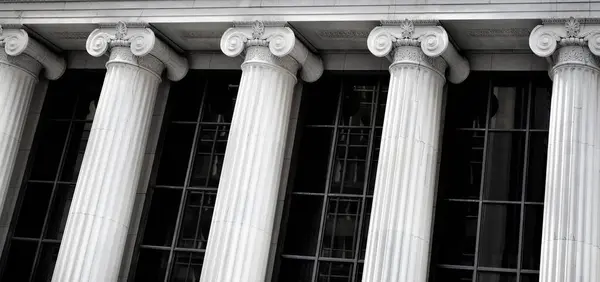 Detalle Del Edificio Del Tribunal Del Banco Con Pilares Columnas Imagen de archivo