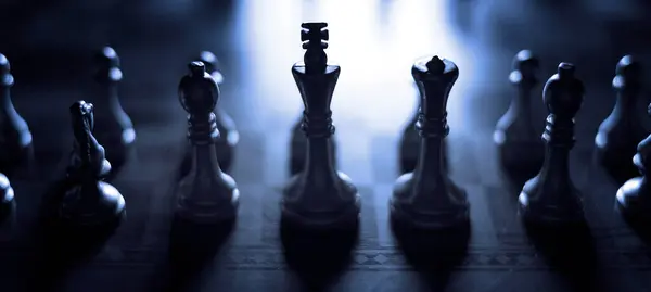チェスボード上の作品ゲームや戦略騎士王国ゲームをプレイするための ストックフォト