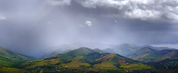 Szczegóły Burzy Deszczowej Nad Górami Wzgórza Wiosennych Deszczach Wiosny — Zdjęcie stockowe