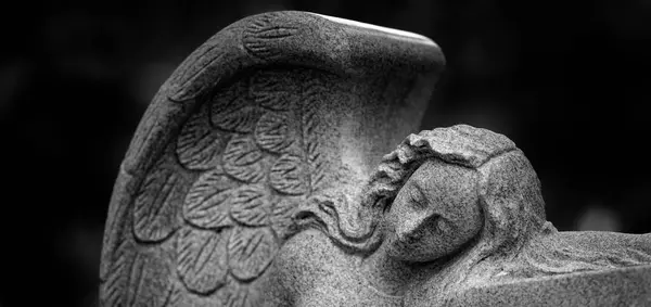 Скульптура Ангела Крыльями Олицетворяющими Любовь Веры Духовного Мира Стоковое Изображение