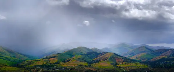 Bahar Yağmurlarında Dağların Tepelerinde Sağanak Yağmurun Ayrıntıları Stok Resim