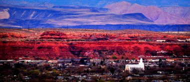 Mormon LDS Tapınağı 'nın kızıl kayaları ve karla kaplı dağlarıyla St. George Utah Vadisi manzarası