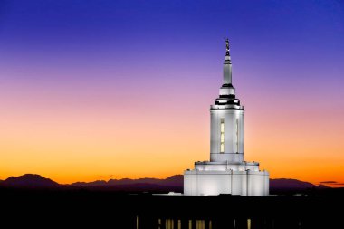 Pocatello Idaho LDS Mormon Son Gün Aziz Tapınağı Gün batımında Angel Moroni