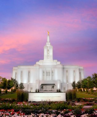 Pocatello Idaho LDS Mormon Son Gün Tapınağı Gün batımında parlayan ışıklar ve ağaçlarla