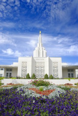 Mormon Tapınağı 'nın arka planında mavi gökyüzü ve bulutlar var. Idaho Falls Idaho Kilisesi. İsa Mesih' in son gün azizleri.