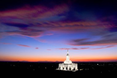 Pocatello Idaho LDS Mormon Son Gün Tapınağı Gün batımında parlayan ışıklar ve ağaçlarla