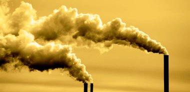 Çevre ve iklim değişikliği için kötü olan fabrika veya enerji santrallerinin bacalarından çıkan kirlilik ve duman