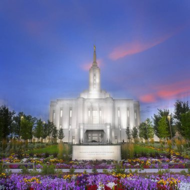 Pocatello Idaho LDS Mormon Son Gün Aziz Tapınağı Gökyüzü bulutları, çiçekler ve sanatsal bulanıklığı olan ağaçlar