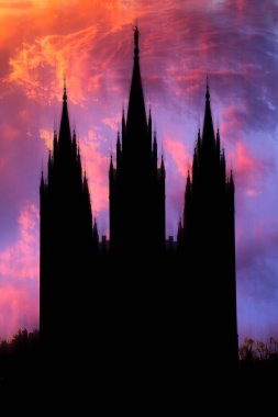 Salt Lake City Tapınağı LDS dini. İnanılmaz renkli günbatımı ya da sanatsal bulanıklık ile gün doğumu dramatik gökyüzü.