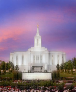 Pocatello Idaho LDS Mormon Son Gün Tapınağı Gün batımında parlayan ışıklar ve ağaçlarla
