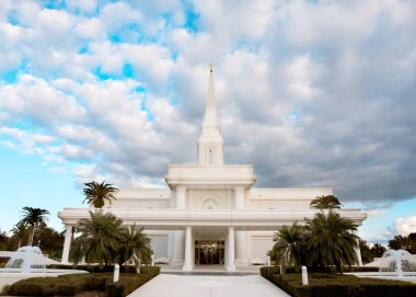 Florida Mormon LDS Tapınağı binası Mavi gökyüzü ve bulutlu