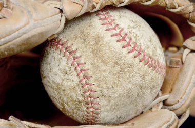 eski beyzbol kahverengi deri eldiven veya eldiven giyilir