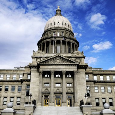 Idaho Eyalet Başkent Binası Sonbaharda mavi gökyüzünden ayrılıyor