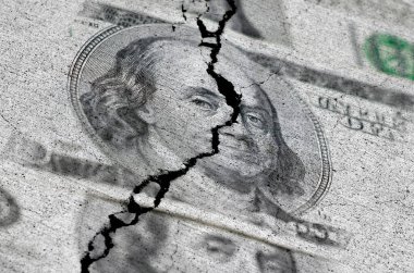 Birkaç Amerikan Doları, yatırımların ekonomik çöküşünü sembolize etmek için ikiye bölündü.