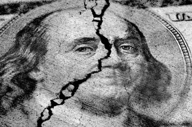 Birkaç Amerikan Doları, yatırımların ekonomik çöküşünü sembolize etmek için ikiye bölündü.