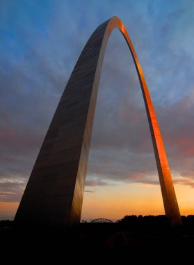 St. Louis Kemeri tarihi geçidi. Gün batımı turuncu parlıyordu. Mavi gökyüzü devasa bir yapı ya da bina olarak parlıyordu.