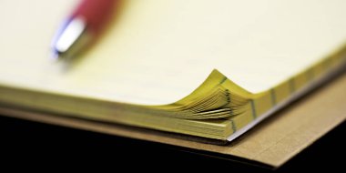 Yıpranmış kenarları, yıpranmış sayfaları olan bir defter ya da yasal defter.