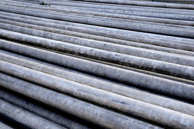 Sulama borularının ayrıntıları, bağlantı metal borularla su sisterine yığılmış.