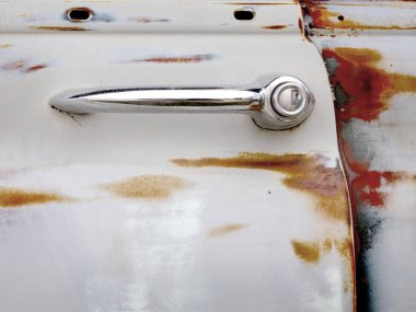 Eski tasarım krom saplı paslı araba kapısı.