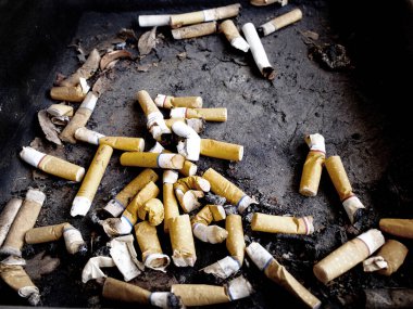 Kül tablasında sigara izmaritlerini kapat. Çöp tenekesi tüttür.