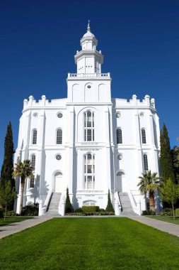 St. George Utah Mormon LDS Tapınağı 'nın ayrıntıları. Beyaz taştan kilise dini yeşil çimenler ve mavi yaz gökyüzü.