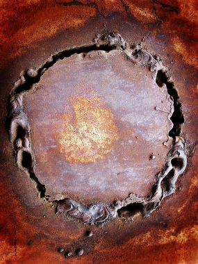 Eski plaka metalin dokuları ve paslı kaba bir dairesinin kaynak dikişleri.