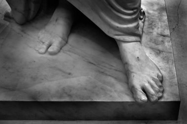 Kurtarıcı İsa 'nın ayaklarında tırnak izleri olan mermer heykelini yakından incele.