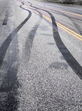 Lastik izlerinin yol ayrımının nedeni lastik yanması ya da patinaj ya da asfalt yolda araba tarafından yapılmış patinaj izleri.