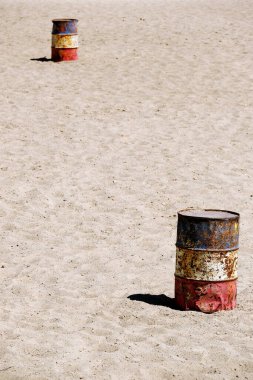 Rodeo arenasının ayrıntıları. Kirli güneşli bir günde kırmızı beyaz ve mavi yarış fıçıları.