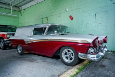 Miami, FL, ABD - 18 Ekim 2022: Klasik bir Ford station wagon fotoğrafı