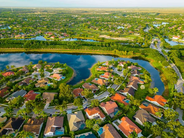 ウェストンフロリダの高級住宅の空中ドローン写真米国 — ストック写真