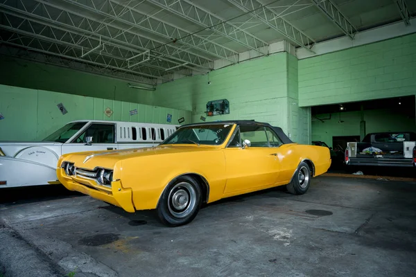Miami Eua Outubro 2022 Foto Uma Antiguidade Oldsmobile Cutlass Amarelo — Fotografia de Stock