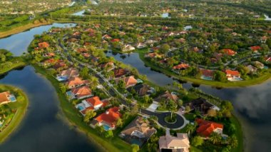 Weston Florida 'daki evlerin üzerinden uçuyor.