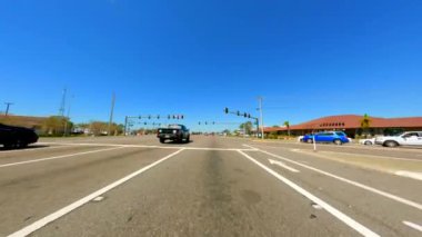 Punta Gorda, FL, ABD - 8 Ekim 2022: Port Charlotte Florida 'daki SR 41 Tamiami Trail' de sürüş