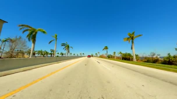 美国佛罗里达州蓬塔戈达 2022年10月8日 驾驶Tamiami Trail Barron Collier桥往返蓬塔戈达和夏洛特港 — 图库视频影像