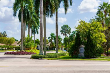 Weston, FL, ABD - 8 Kasım 2022: Saddle Club Estates mahallesinin giriş işareti