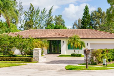 Weston, FL, ABD - 8 Kasım 2022: Weston Florida 'da lüks bir evin fotoğrafı. Weston 1996 'da kurulmuş.