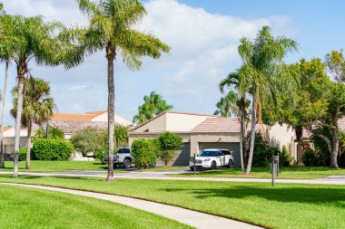 Weston, FL, ABD - 8 Kasım 2022: Weston 'daki yerleşim yerleri ve villaların fotoğrafları